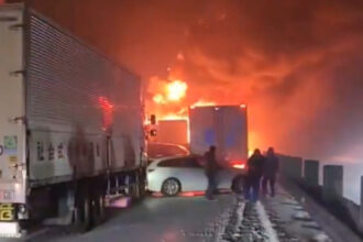 video scene de groaza in japonia accident in lant cu masini in flacari un mort si 26 de raniti 694f9112557be