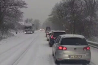 video se circula greu in conditii de ninsoare abundenta pe a1 coada de kilometri pe valea oltului dn 7 6953fd0ed2917