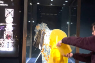 video turnul londrei a fost inchis patru persoane au fost arestate dupa ce au aruncat cu alimente in vitrina in care era coroana imperiala 6934323c38f20
