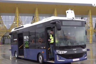 video un autobuz care circula fara sofer a transportat pasageri pe un aeroport din romania 692f362c1e805