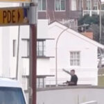 video un erou cum a reusit un barbat sa l dezarmeze si sa l puna pe fuga pe unul dintre atacatorii de pe plaja bondi din sydney 693fb0c295fb6