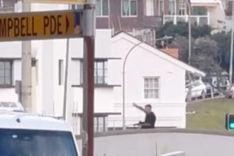 video un erou cum a reusit un barbat sa l dezarmeze si sa l puna pe fuga pe unul dintre atacatorii de pe plaja bondi din sydney 693fb0c295fb6