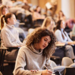 video universitatea din romania care acopera din fonduri proprii pentru 100 de studenti banii de burse taiati de guvern ce sume ofera 693ba3b481216