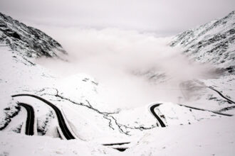 video verificari ale politiei dupa ce mai multi soferi au intrat cu masinile pe transfagarasan 694d6ff470a04