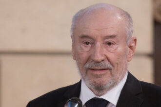 video victor rebengiuc primeste premiul romania europeana 2025 nicusor dan nu s a lasat dus de succes si a continuat sa munceasca 69316fe4b68cf