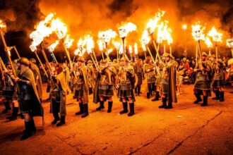 video vikingii au navalit pe strazi mii de oameni purtand torte au marsaluit in edinburgh pentru festivalul focului 695446ee63f03