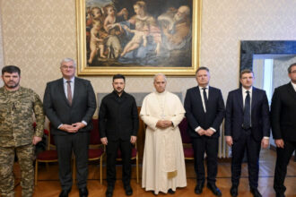 volodimir zelenski a fost primit de papa leon la resedinta sa de vara urmeaza si o intalnire cu giorgia meloni 69380a9d61855