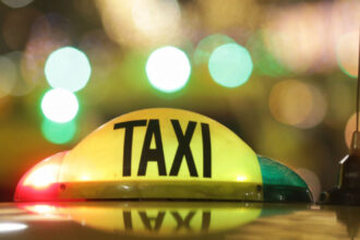 zeci de autorizatii de taxi si atestate profesionale retrase de politia transporturi dupa actiuni in zona aeroporturilor 69514f6262b16