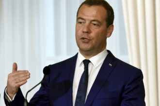 zelenski amenintat cu moartea de fostul presedinte rus dmitri medvedev doamna cu coasa ii sufla deseori in ceafa ticalosului 6953f5f9504ca