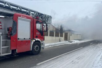 alerta in satul razoarele comuna oltina arde o casa pe strada principala 696df792ce650