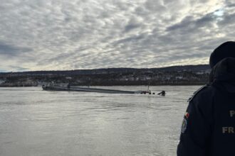 alerta o a doua barja s a scufundat in dunare nava avea la bord ingrasaminte chimice ce transmit autoritatile 6967394d63c41