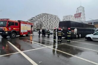 autocar cuprins de flacari intr o parcare din constanta 6975c3d7342ff