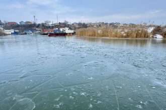 avertisment de la dsu privind pericolul reprezentat de lacurile inghetate nu permiteti accesul copiilor pe suprafete de apa inghetate 696c82e8455d1