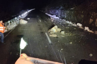 caderi de pietre pe dn 57 intervin echipaje ale directiei regionale de drumuri si poduri craiova 695ea89f7ea7e