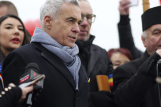 calin georgescu si zeci de sustinatori au mers in parcul carol din capitala fostul candidat la presedintie a depus o coroana de flori 6974af9cbd38c