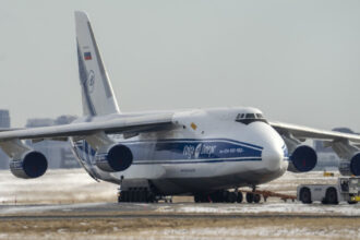 cea mai scumpa amenda de parcare din lume un avion rus antonov an 124 e blocat de patru ani pe pista aeroportului pearson toronto 6976f7339100a