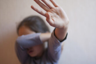 cum ajung copiii si adolescentii la acte de violenta extrema organizatia salvati copiii explica factorii declansatori 6972648053e2b