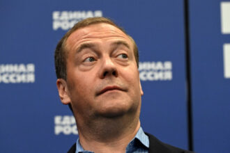 dmitri medvedev sustine ca locuitorii groenlandei ar putea vota pentru aderarea la rusia nu vor mai aparea stelute pe steagul sua 696619fd9ff62