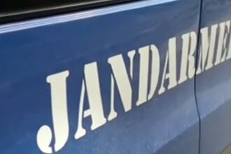 doi soferi care se amenintau reciproc cu un pistol si un cutit la un semafor din bucuresti imobilizati de jandarmi 69666790085cf