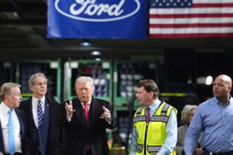 donatii de 800 000 de dolari pentru angajatul ford care l a huiduit pe trump soarta nu iti surade des cand o face profiti 696a2715e5f7c