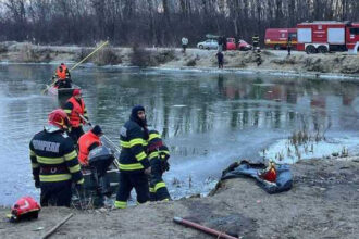 doua persoane au cazut in raul olt pompierii au intervenit de urgenta cu barci si autospeciale 69577da77c2f9