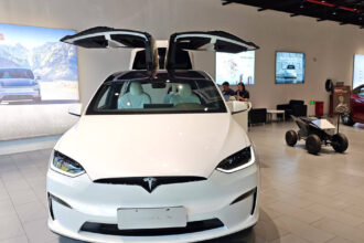 elon musk a anuntat ca tesla nu va mai produce cele mai scumpe modele ale sale compania isi dubleaza investitiile in roboti optimus 697b410566ae7