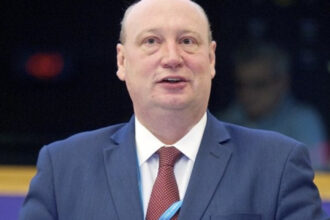estonianul henrik hololei inalt functionar la bruxelles a fost demis de ce din cauza suspiciunilor ca a primit cadouri de la qatar 697c523f4e0b0