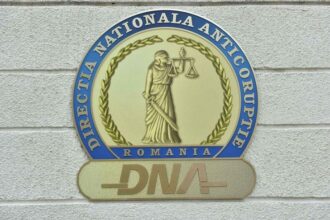 fost sef din politia romana si sotia sa judecati pentru acces ilegal la informatii confidentiale respectiv instigare 695fc7c239aae