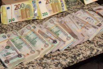 foto captura impresionanta pe aeroportul henri coanda bijuterii ceasuri si sume de bani de 3 milioane euro descoperite ascunse in bagajele unor romani 696228544cf04