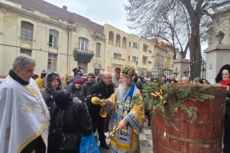 foto video ajun de boboteaza la constanta zeci de credinciosi participa la pregatirea sticlelor cu agheasma mare dupa sfintirea apei de catre ips teodosie 695b77f30fae7