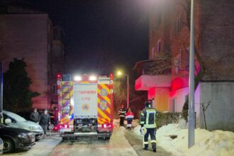 foto video explozie intr un bloc de locuinte toti locatarii s au evacuat la fata locului intervin mai multe echipaje de pompieri 696b3860979ce