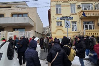 foto video o parte dintre parintii elevilor de la liceul din cobadin protesteaza astazi in fata inspectoratului scolar judetean constanta nemultumirea legata de transformarea unitatii de invatamant 6969f4ef73cb1