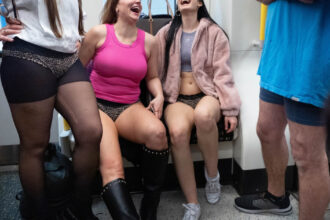 galerie foto londonezii si au dat jos pantalonii la metrou in cadrul evenimentului no trousers on tube ride 6964e4a0705e0