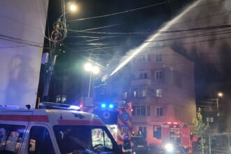 incendiu violent intr un bloc din murfatlar 10 persoane au fugit din calea flacarilor pompierii au trimis autoplatforma 3 autospeciale de stingere si 2 smurd uri 696a77209504a