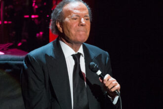 julio iglesias este acuzat de agresiune sexuala si viol de catre doua foste angajate m am simtit ca o sclava in plin secol xxi 696671d93bc63