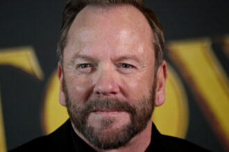 kiefer sutherland a fost arestat actorul este acuzat de agresiune asupra unui sofer al unui serviciu de ride sharing 696795a4742da