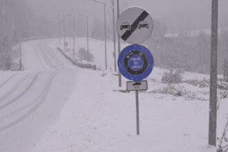 live text vreme extrema in romania drumuri blocate de zapada copaci prabusiti si avalanse pe munte zeci de mii de oameni fara curent electric 6958e3fc75c14