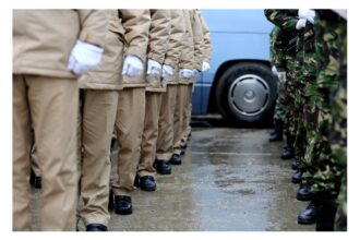 ministrul apararii spune ca armata voluntara incepe din februarie sau martie planul pentru prima etapa 1 000 de militari voluntari ce primesc cei care se inscriu 6965e7cf6143c