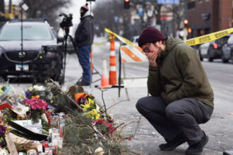 nu m au lasat sa trec era in stare critica medic blocat de agentii ice sa acorde primul ajutor barbatului impuscat in minneapolis 69764b5bdb850