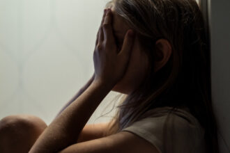 o fata de 15 ani a fost sechestrata intr o pivnita si torturata de 4 adolescenti in franta agresiunile au fost filmate 697a2a5c38167