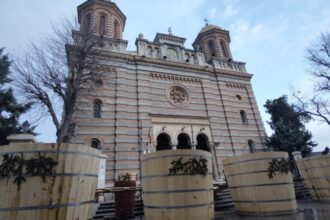 pe 5 ianuarie ips teodosie va sfinti agheasma mare la catedrala arhepiscopala dupa amiaza la harsova ierarhul va arunca trei cruci in apa dunarii 695805bdd9915