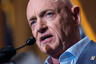 pentagonul ii reduce gradul si pensia militara fostului astronaut mark kelly senator democrat conduita necorespunzatoare imprudenta 695c057c83dd9