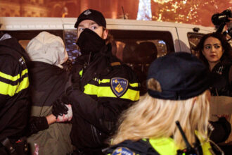 politia olandeza s a confruntat cu violente fara precedent de anul nou agentii atacati cu sticle incendiare petarde si artificii 6956d85c15b74