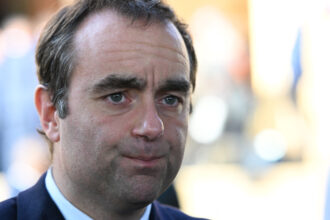 premierul francez a dispus pregatirea unor eventuale alegeri legislative in martie concomitent cu municipalele 6961f44e94c40