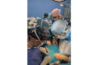 primul transplant de cord din 2026 un baiat de 19 ani a primit inima unui tanar de 22 medic un copil obosit de boala dar puternic 696e5d6f9f7c9