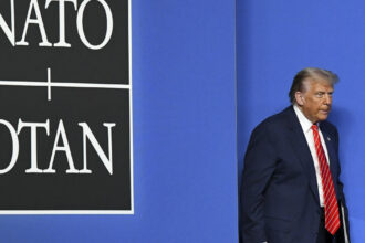 reactii dure din marea britanie dupa declaratiile lui trump despre aliatii nato ar trebui sa si ceara iertare in genunchi 69737362a161a