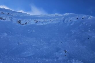 risc major de avalanse in carpatii meridionali avertizare de grad 4 peste 1 800 de metri 6961f2964d22a