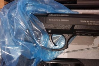 sicanari si impuscaturi in trafic la medgidia un individ a vrut sa se dea mare in fata prietenilor politia i a gasit 3 pistoale in masina toate fara acte 695c3bdf24dc6