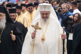 slujba de boboteaza la catedrala patriarhala din bucuresti tinuta de pf daniel se vor distribui 10 000 de litri de agheasma mare 695caac89b3de