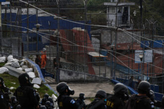 stare de asediu in guatemala dupa ce mai multi politisti au fost ucisi de bande criminale care au preluat controlul in inchisori 696ddfcd99201